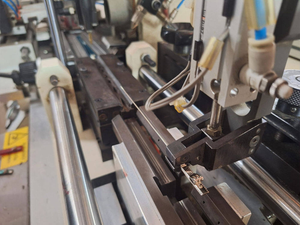 Fresado CNC de monturas de acetato en fábrica española