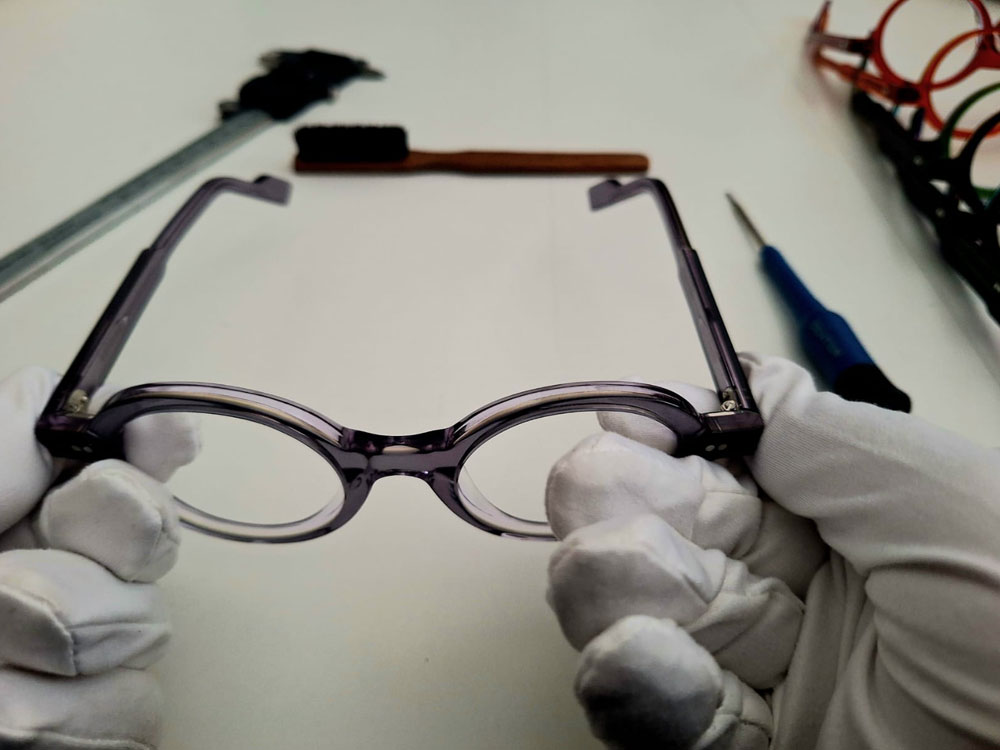 Revisión manual de monturas de acetato fabricadas en España